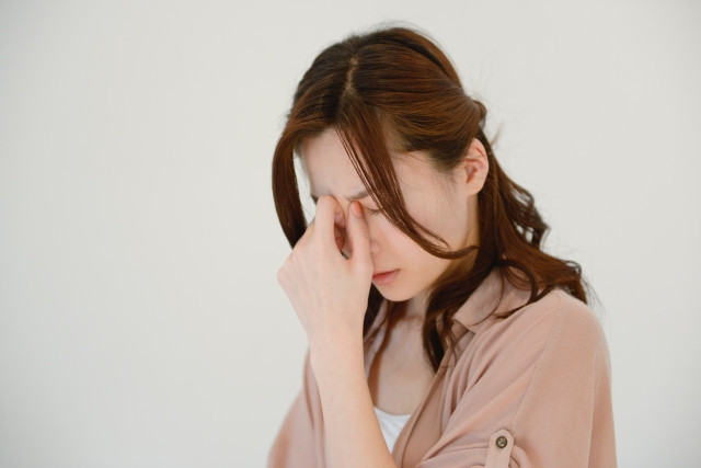 眼精疲労に悩む女性